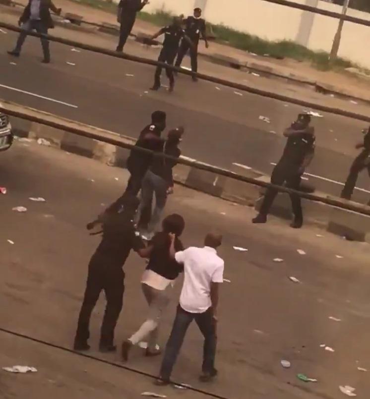 Moment Police Officers Beat Up Female Protesters in Lagos, Endsars protest