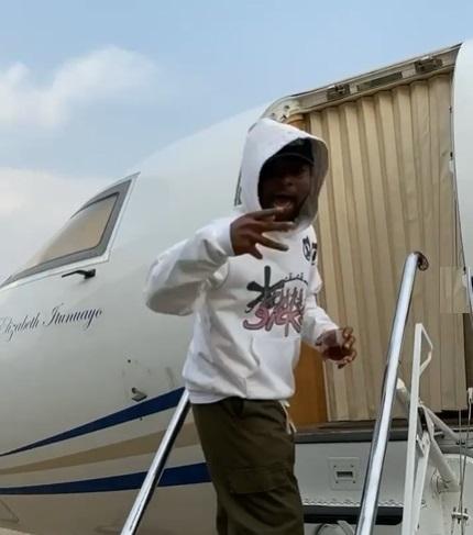 Davido jets out of Nigeria for Christmas without fiancée, Chioma (Video)