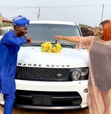 Actress Biodun Okeowo surprises Ijebu with brand new Range Rover SUV (Video)