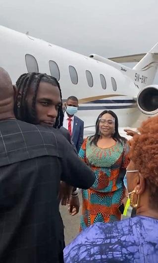 Burna Boy welcomed in grand style in Port Harcourt for homecoming concert (Video)