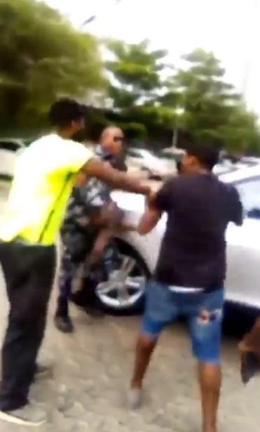 Moment traffic offender attacked policeman, threatened to beat him (Video)