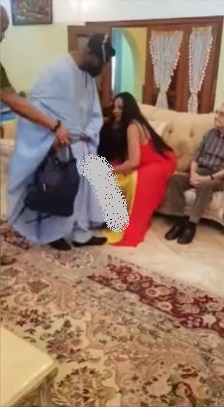 "Like father like son" - Reaction as Davido's dad hands out bags of money to in-laws of Shina Rambo (Video)