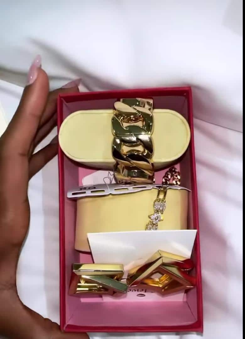 Beauty gushes as she receives romantic note and gift from Dotun (Video)