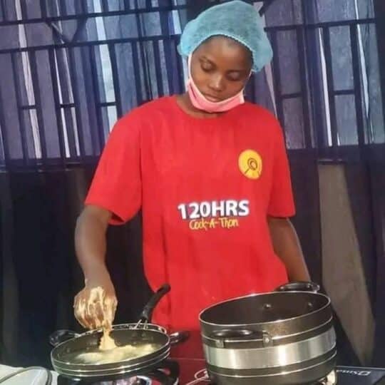 "Enjoy your 2 mins fame" - Reactions as Chef Dammy leaves cooking to greet fans outside