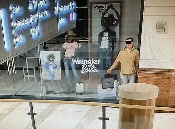 Burglar disguises himself as mannequin, steals jewelry and clothes in Poland