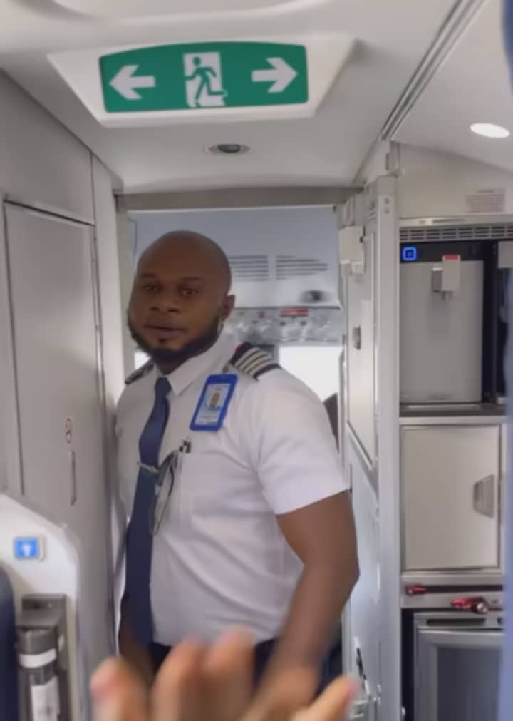 "Na plane I sabi fly, I no sabi blow grammar" – Air Peace pilot thrills passengers with sweet pidgin