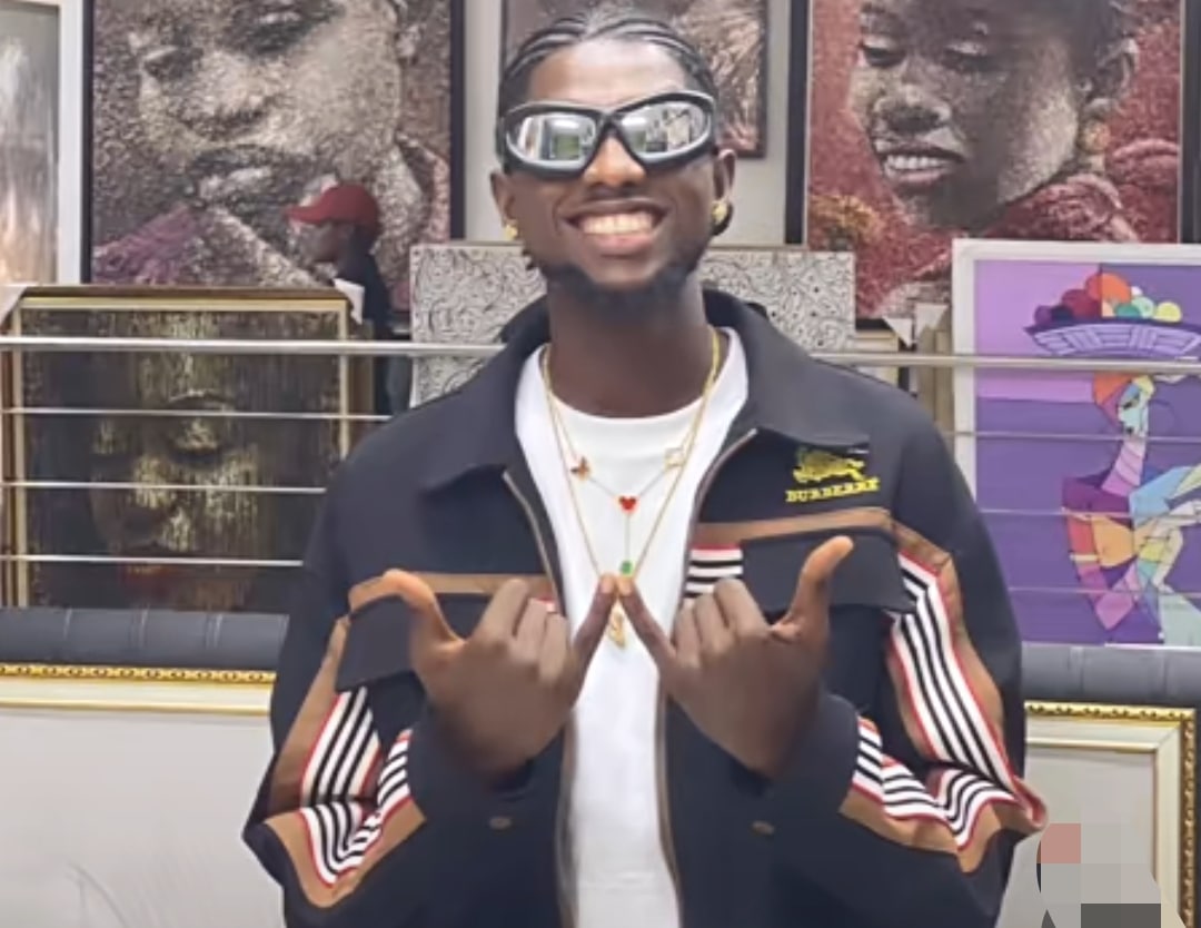 "Big wiz, biggest bird" - Internet melts as Nigerian man drives 100km to see favorite singer, Wizkid