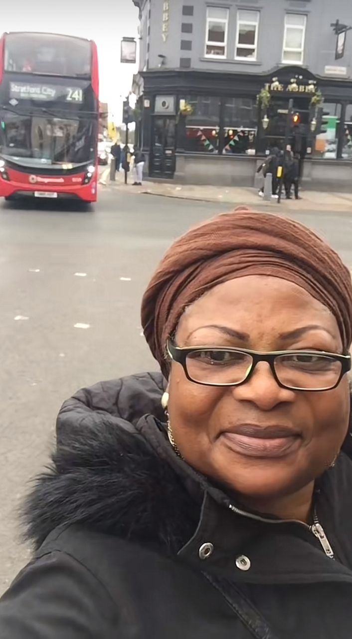 "Evidence choke" - Excited mother shows off London street in UK