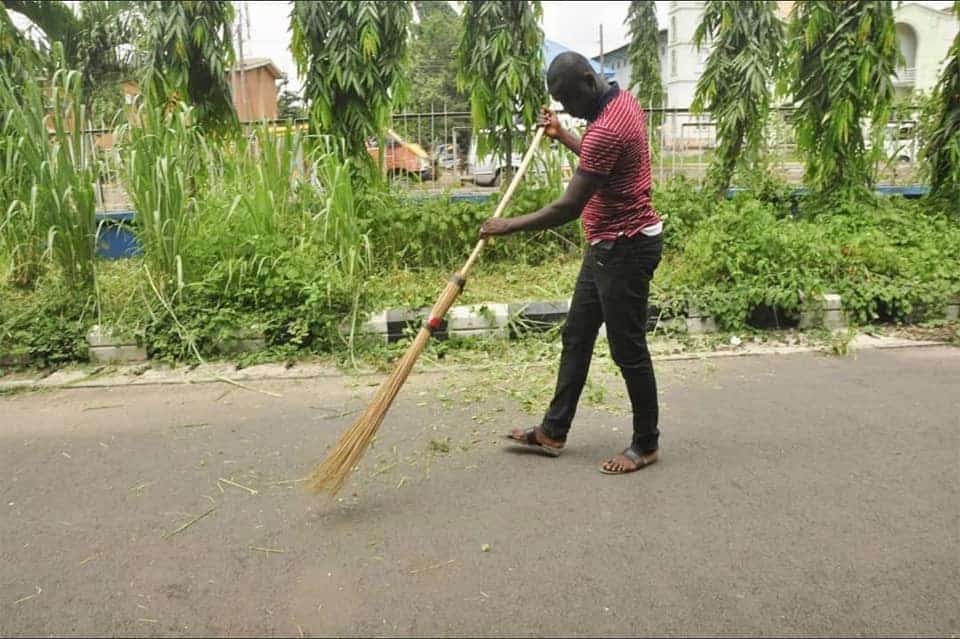 Traffic defaulters cutting grass and sweeping in Edo state