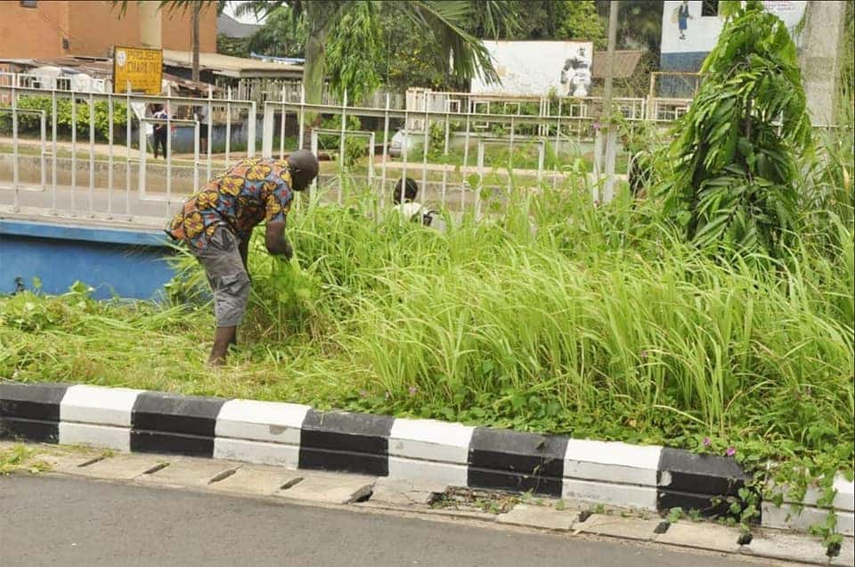 Traffic defaulters cutting grass and sweeping in Edo state