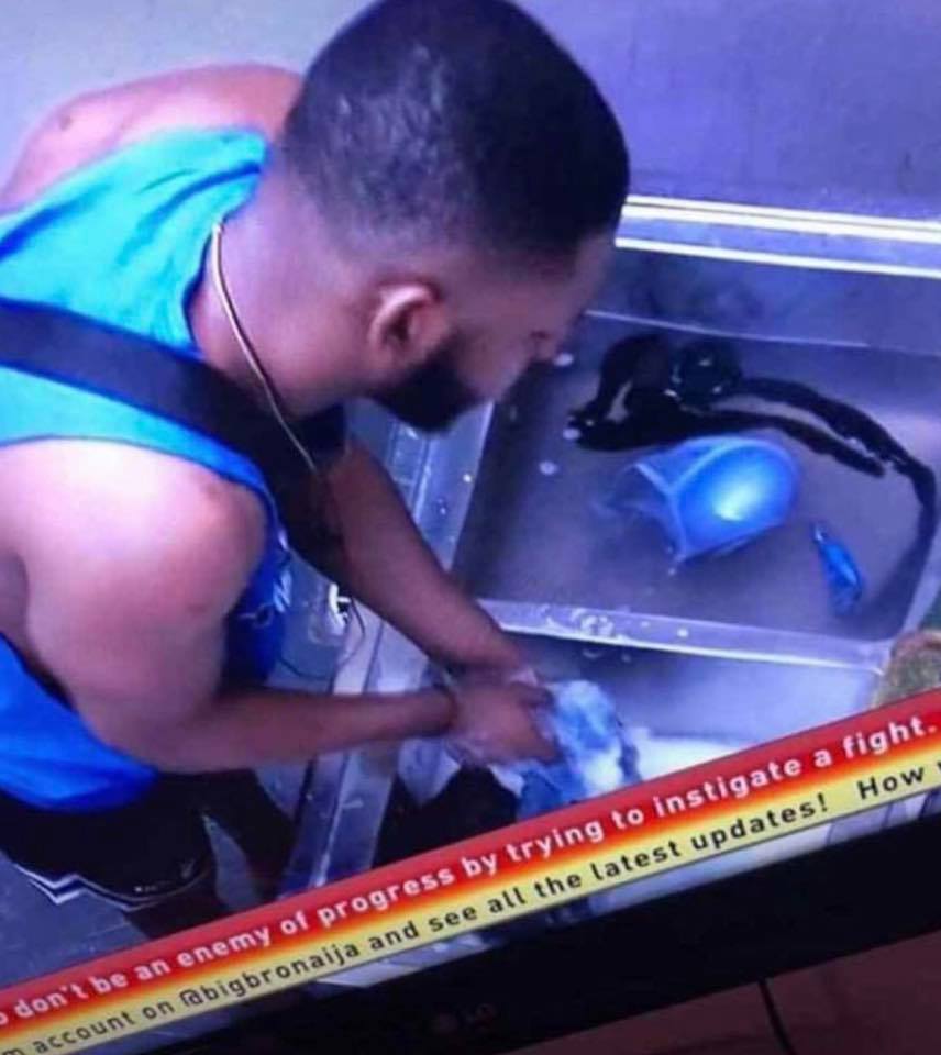 BBNaija 2019: Frodd Washes Esther’s Underwear (Photos)