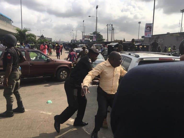 Gunshots as policemen, soldiers chase #RevolutionNow protesters (video) 