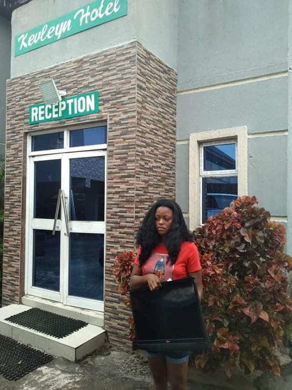 Lady nabbed after stealing a hotel's plasma TV in Delta (photos)