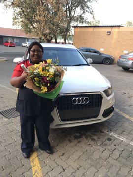 Mum breaks down in tears as her daughter surprised her with a car (video)