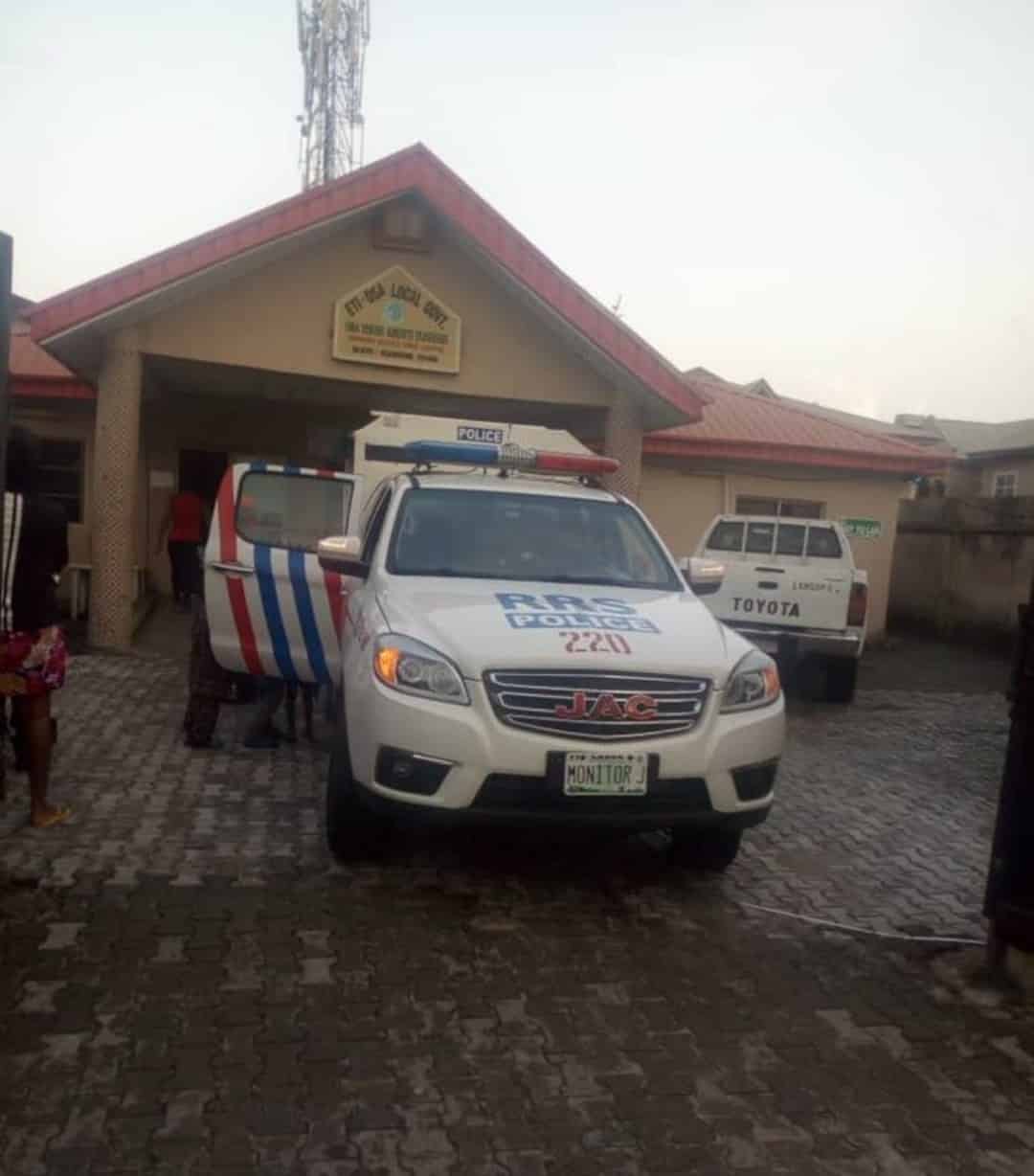 Police officers rescue homeless mother of four who gave birth by the roadside
