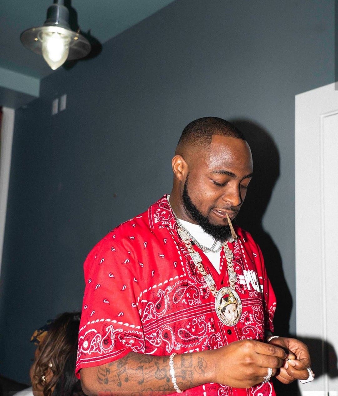 Gateman in shock as Davido surprises him with mouth watering breakfast 