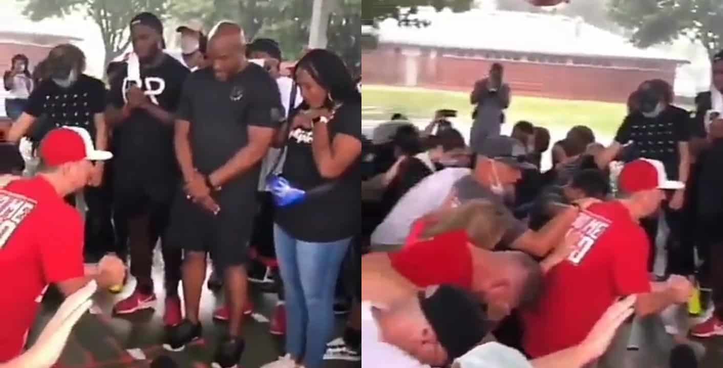 Whites kneel before Blacks to apologize for years of racism