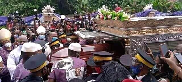 Nigeria : un millionnaire enterré dans un cercueil d’une valeur de 75 000 euros (photos)