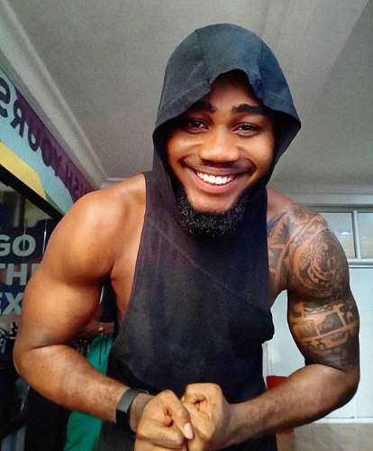 Ka3na used her leg to drag her shorts