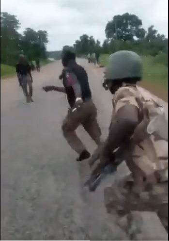 Soldiers beats up policeman 