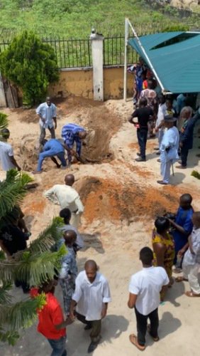 Kinsmen hijacked corpse at burial