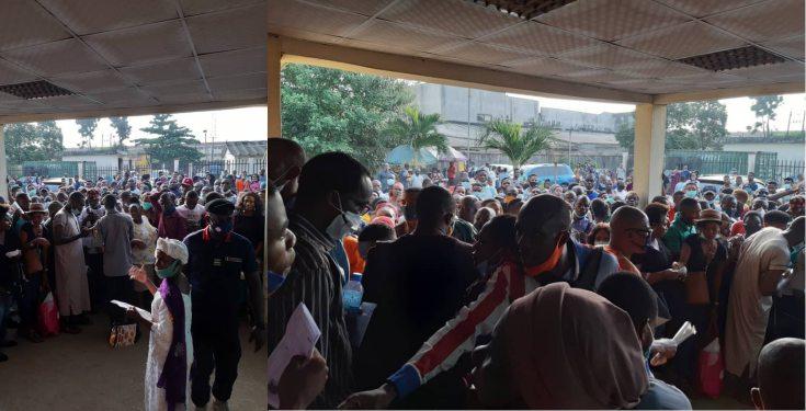 Large Crowd Invades NIMC Office In Lagos Amid COVID-19 Restrictions