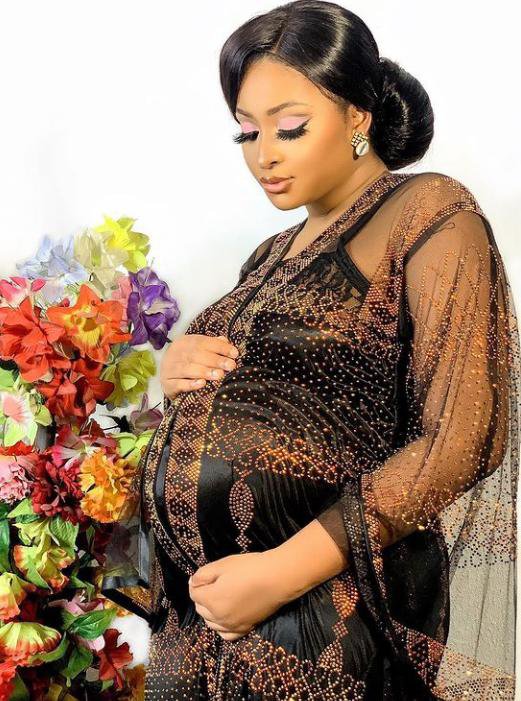 Etinosa welcomes her first child