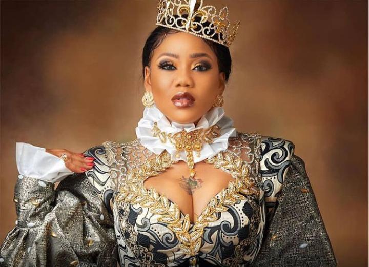Toyin Lawani blesses her cleaner