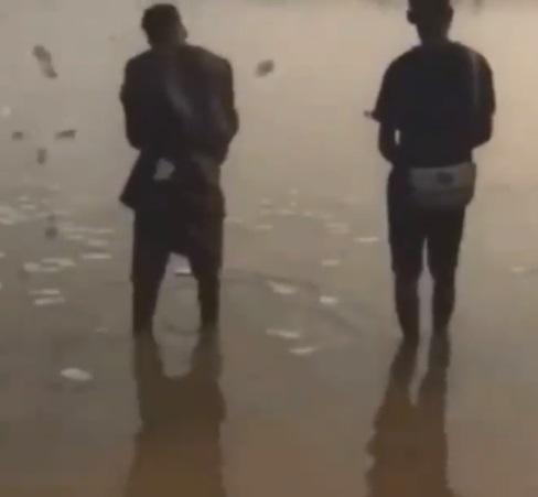 Moment yahoo boys were spotted spraying money into river (Video)