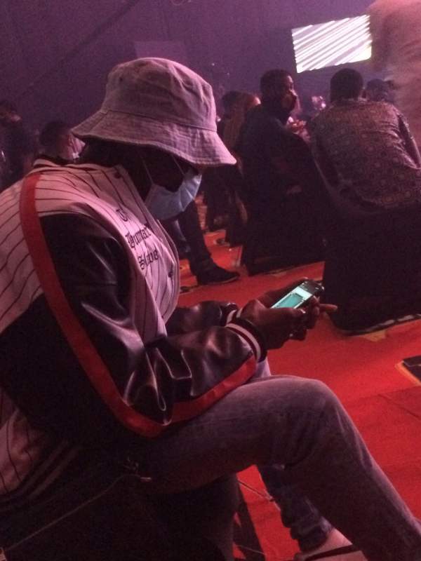 Blaqbonez playing imessage games during hadies awards