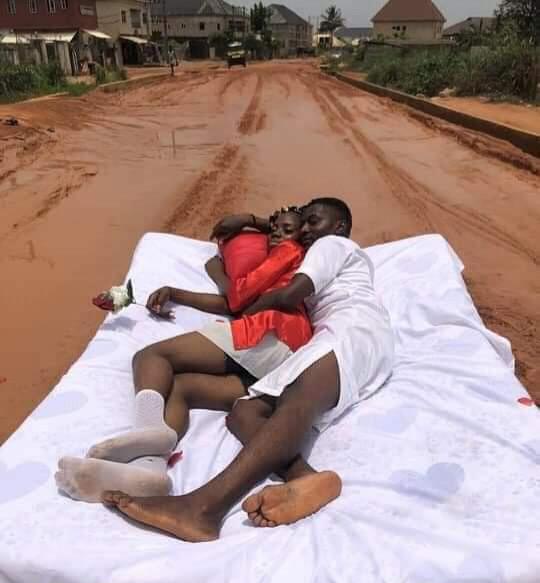 Couple holds romantic honeymoon on a muddy road in Imo state (Photos)