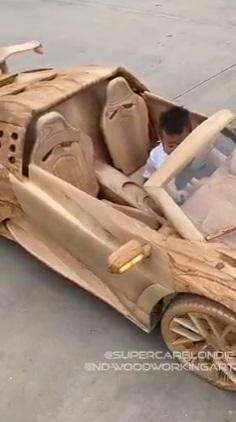 Father builds Bugatti car with wood for his son under 40 days (Video)