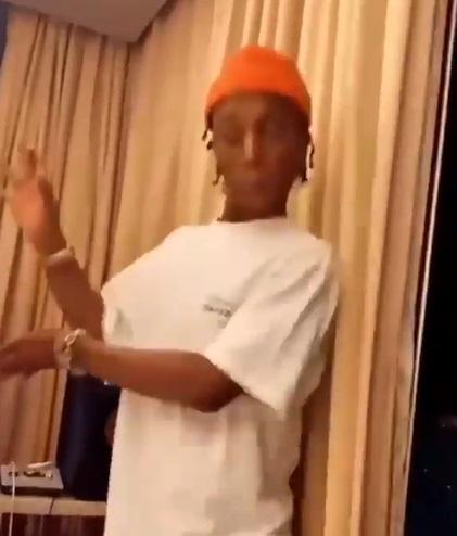 Moment producer gestured at Bella Shmurda to 'calm down' for acting wild after meeting Wizkid (Video)