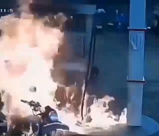 Moment fuel pump catches fire as bike man refused to turn off engine (Video)