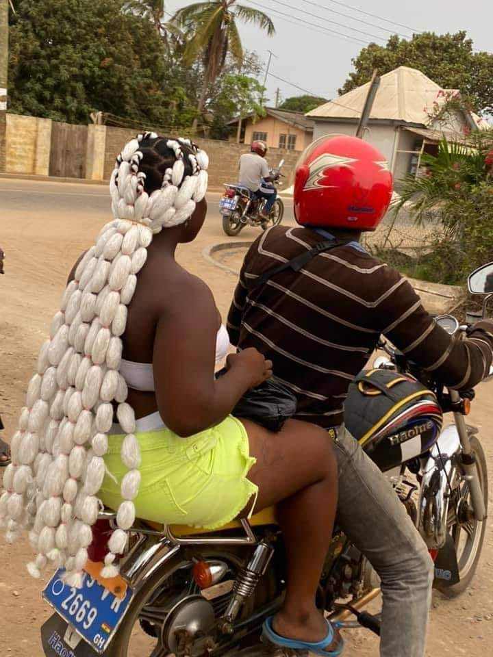 Mixed reactions as lady’s bizarre hairstyle surfaces online (Photo)