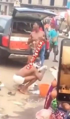 Suspected yahoo boys beaten to pulp for bathing in the middle of market (Video)