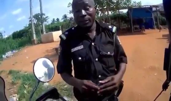 Police officer caught on tape requesting bribe from a Spanish bike (Video)