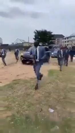 Pastor makes grand entrance with convoy & heavily-armed escorts in Aba (Video)