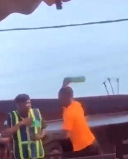 Truck driver smashes bottle on the head of policeman trying to arrest him (Video)