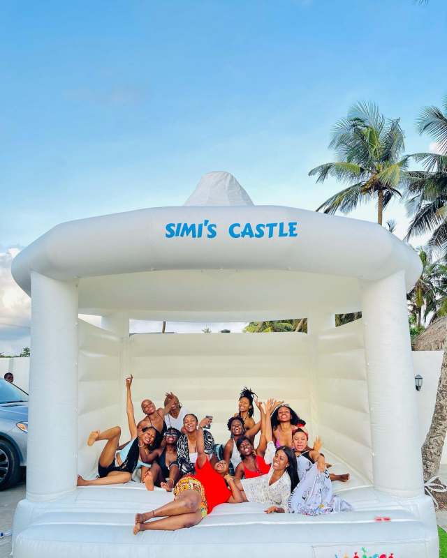 Highlights from Simi's beach birthday party with her friends (Video)