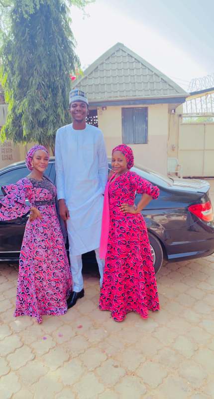 "Wahala for who like to snap picture with you" - Reactions as man shows off his height