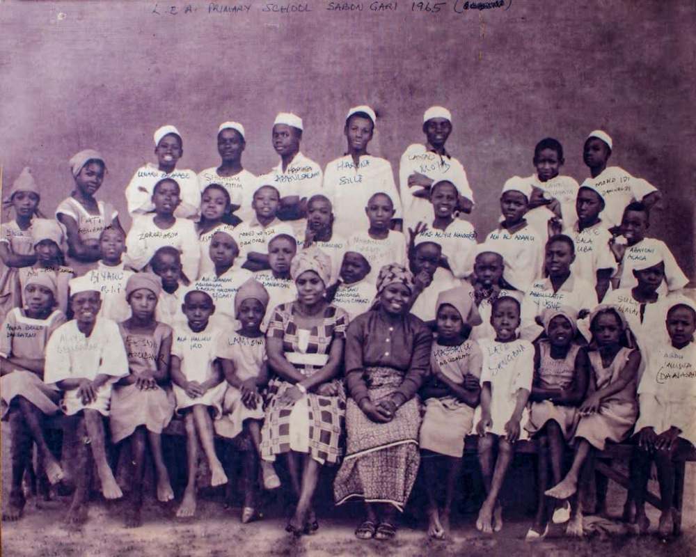 Man recreates primary school photo with classmates from over 50 years ago