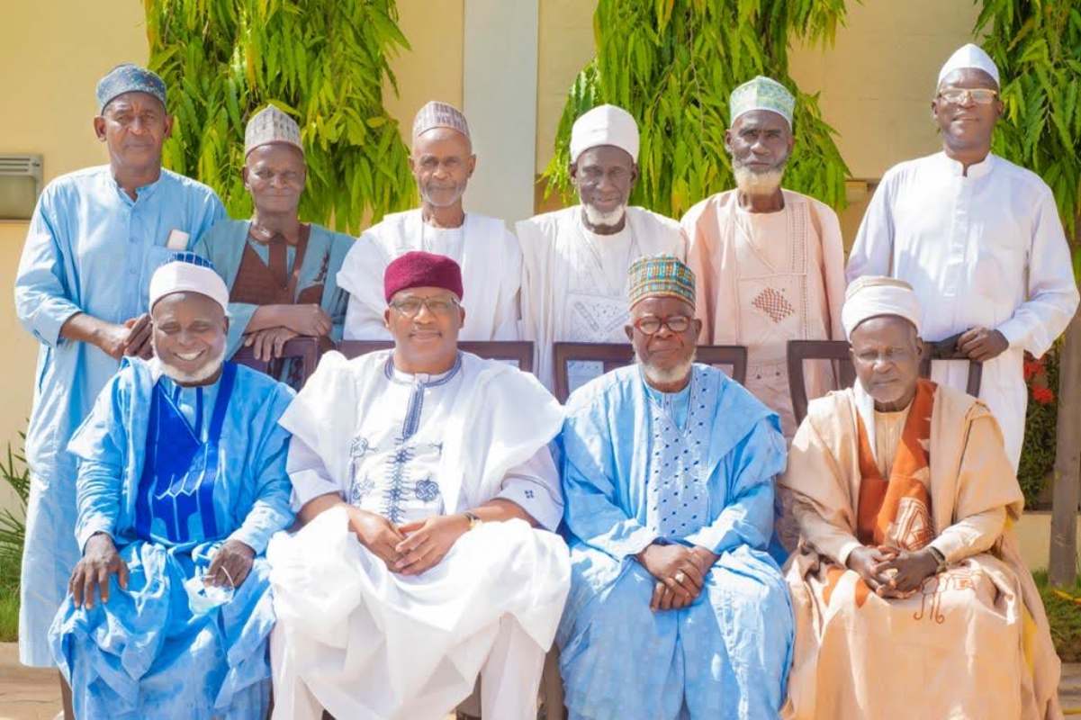 Man recreates primary school photo with classmates from over 50 years ago