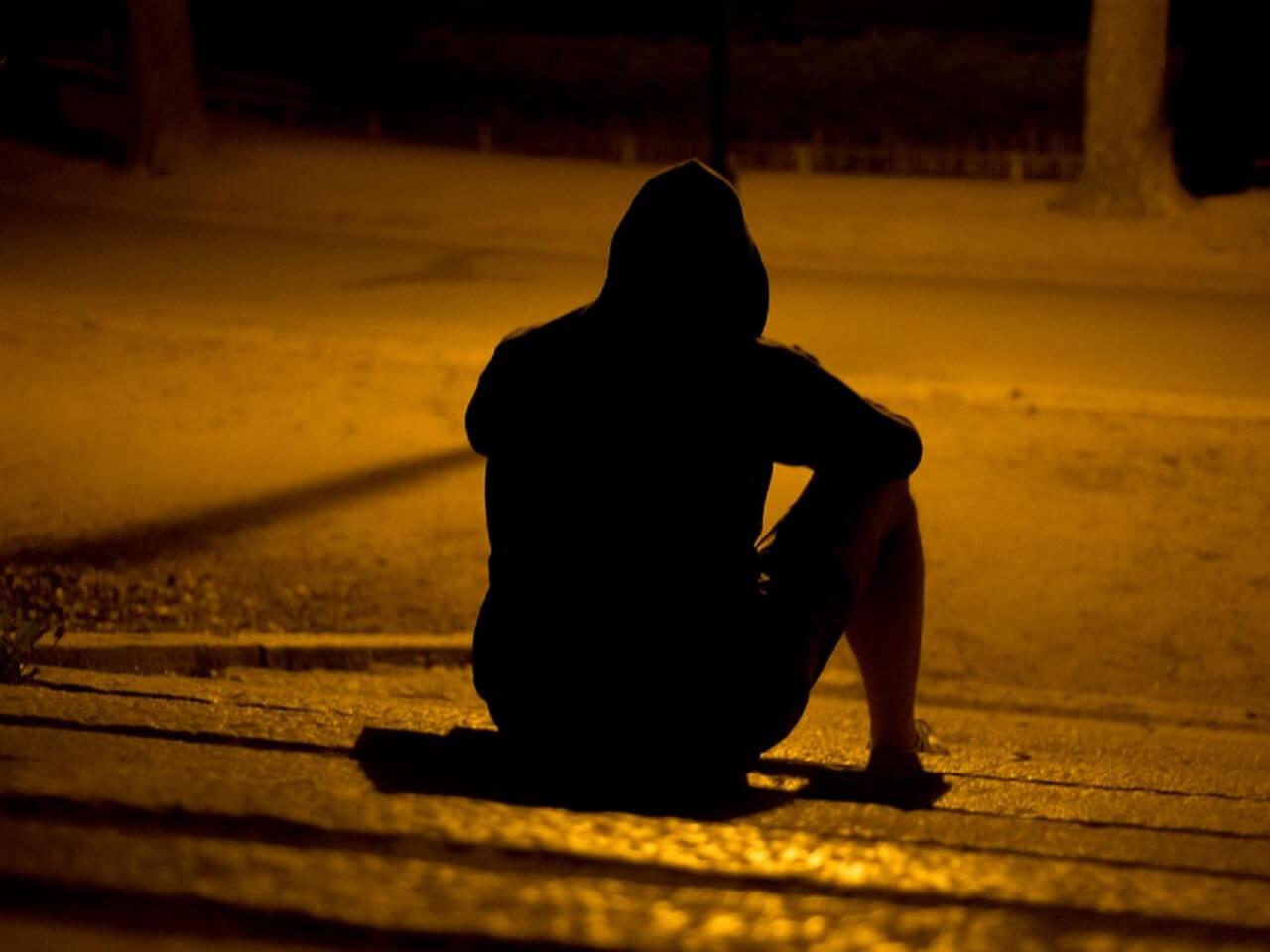 Women Pay bills Twitter