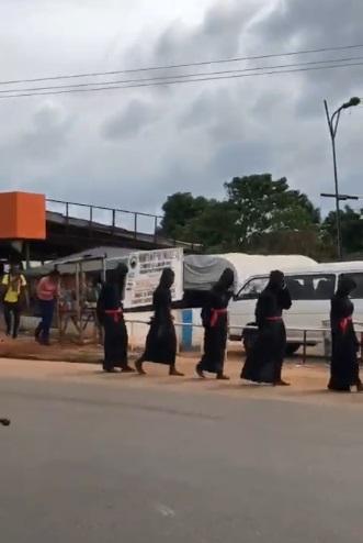 Suspected yahoo boys spotted in black robes marching in daytime (Video)