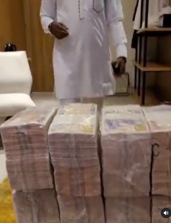 Kanayo O. Kanayo shows off stash of money meant to be lavished at Obi Cubana's mother's burial (Vidoe)