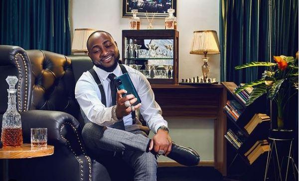 "The chores sef looks rich" - Reactions as Davido is spotted doing some house chores (Video)