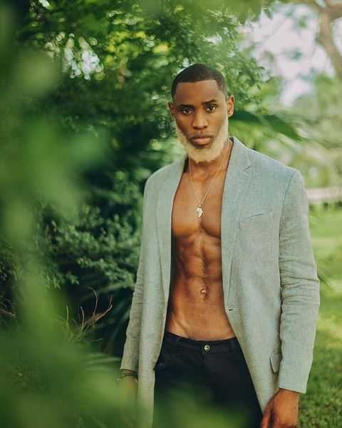 Liquorose Kissing Emmanuel Tipsy