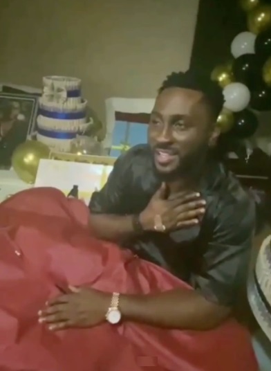 Fans shower General Pere with abundant gifts on sickbed (Video)
