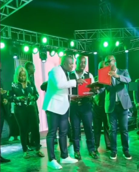 Obi Cubana gifts loyal employees N1M each and certificate of appreciation (Video)